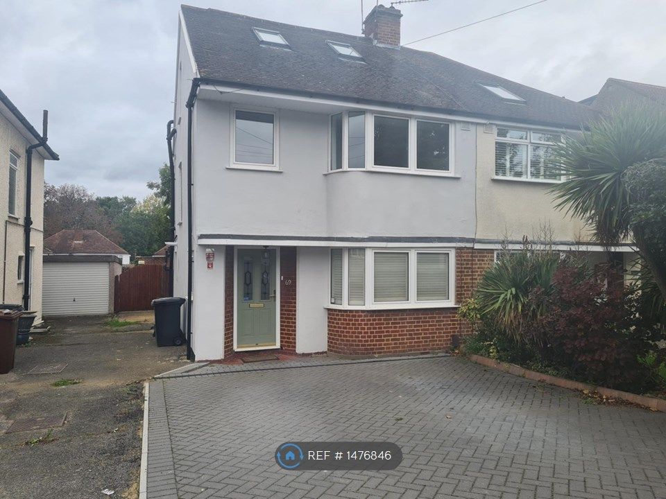 4 bed semidetached house to rent in Mortimer Crescent, Worcester Park