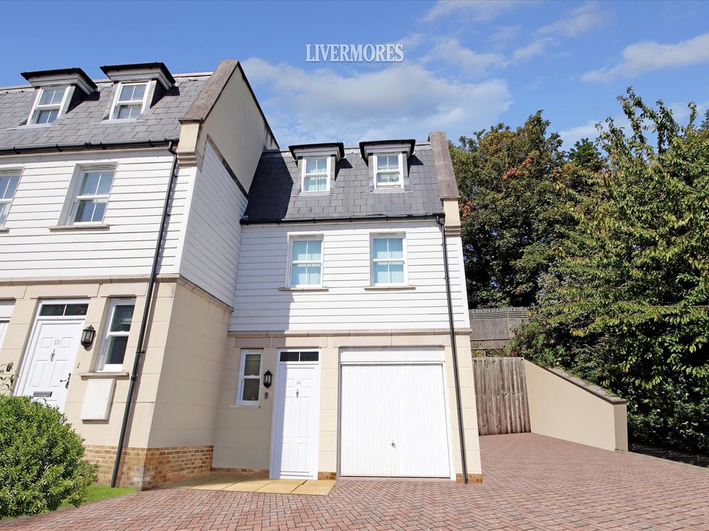 4 bed end terrace house for sale in Flanders Court, Dartford DA1, £