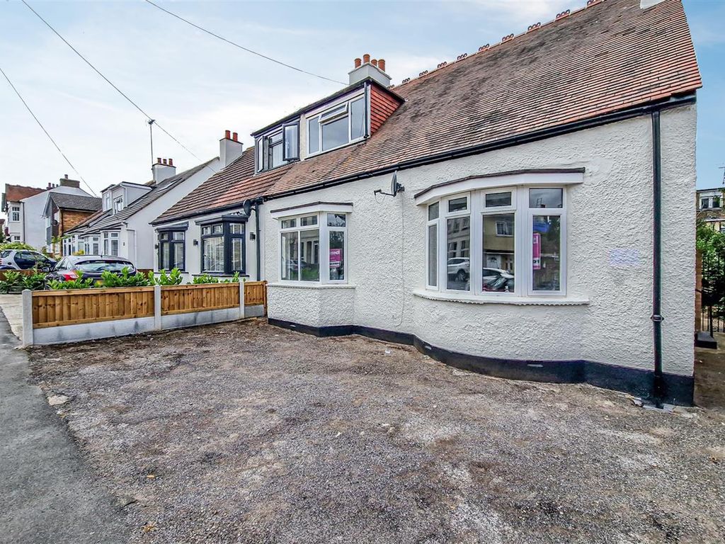 3 bed property for sale in Ronald Park Avenue, WestcliffOnSea SS0, £