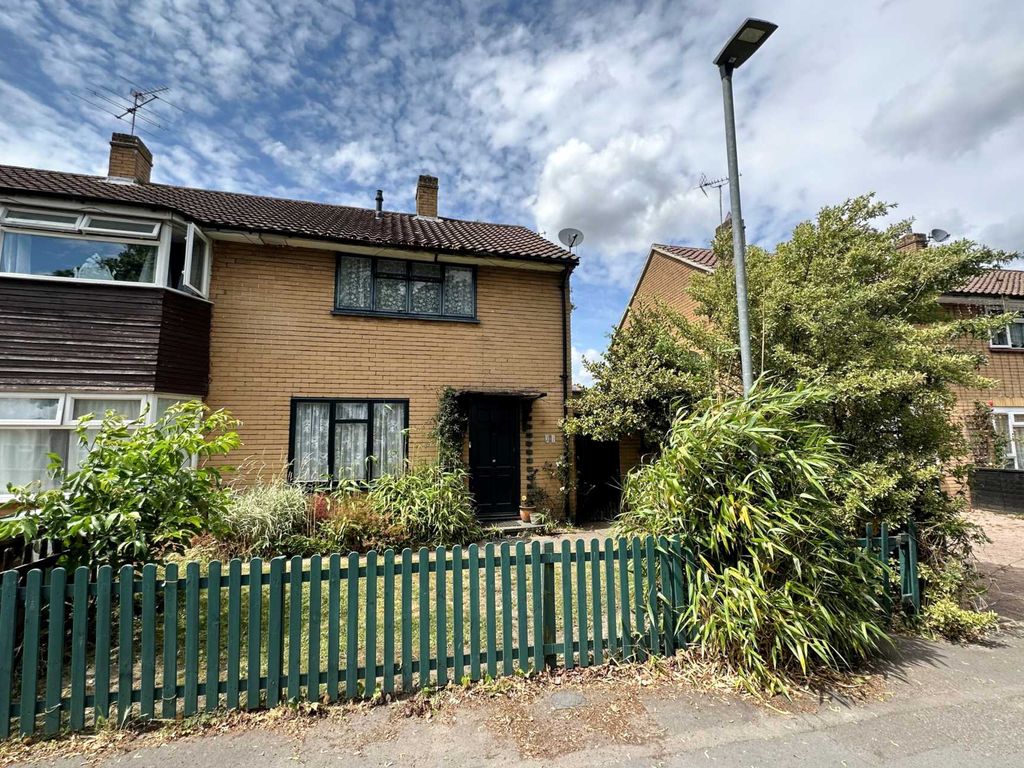 2 bed end terrace house for sale in Moordale Avenue, Bracknell RG42