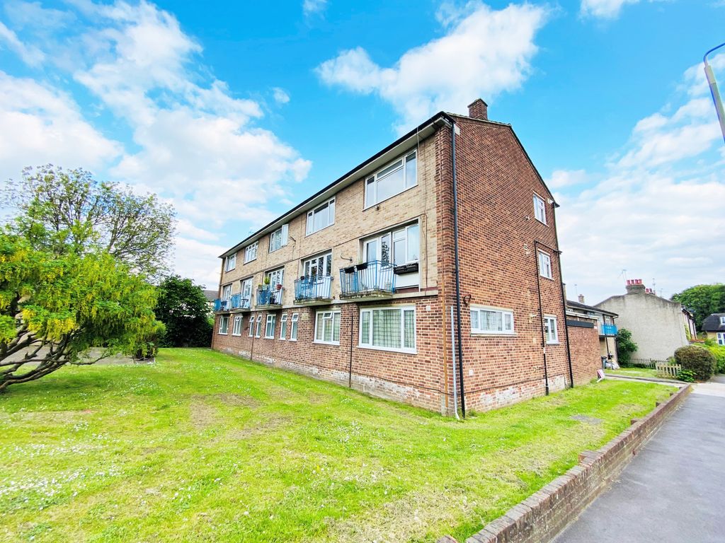 2 bed flat to rent in Lancaster Road, New EN4 Zoopla