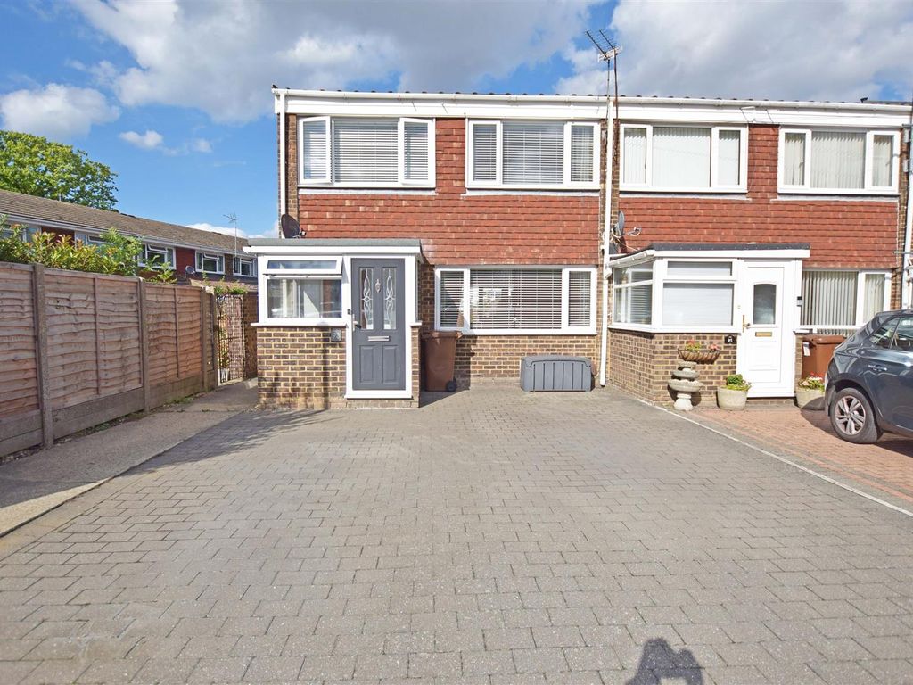 3 bed end terrace house for sale in Hawbeck Road, Rainham, Gillingham