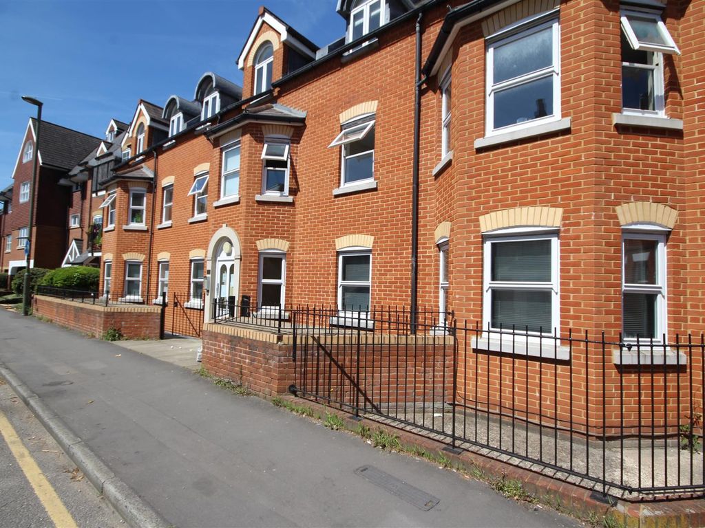 2 bed flat to rent in Sydenham Road, Guildford GU1 Zoopla