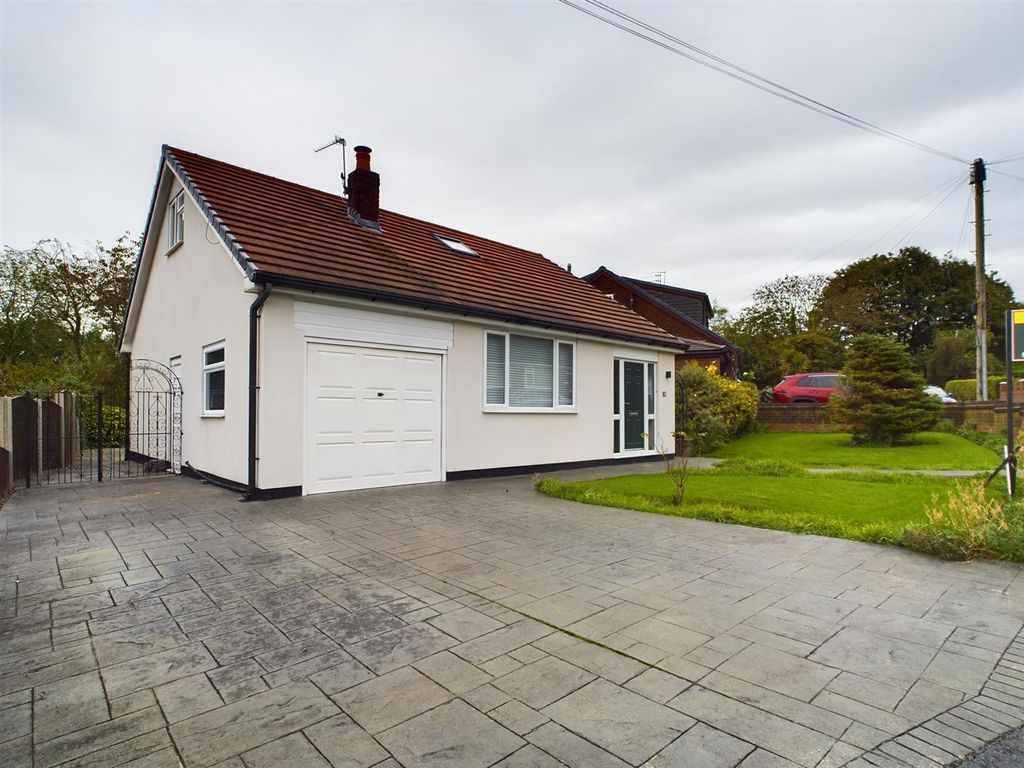 3 bed detached bungalow for sale in Foxholes Road, Hyde SK14, £320,000