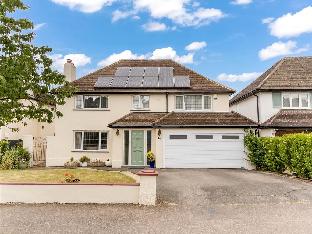 5 bed detached house for sale in Bradmore Way, Brookmans Park, Herts