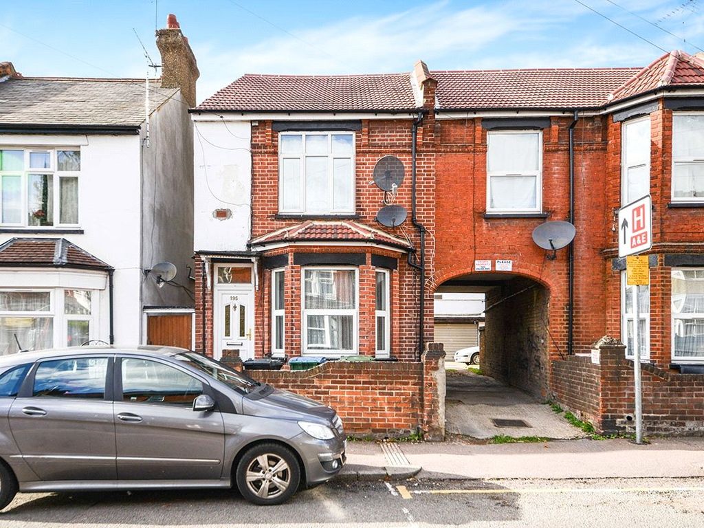 3 bed terraced house to rent in Vicarage Road, Watford, Hertfordshire