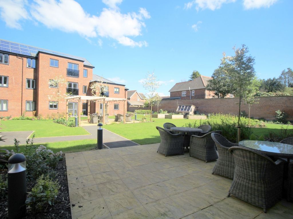 2 bed flat for sale in Burlington Gardens, Leyland, Lancashire PR25