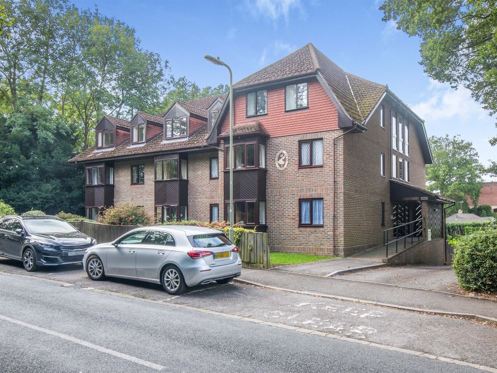 1 bed flat for sale in Merdon Avenue, Chandler's Ford, Eastleigh SO53