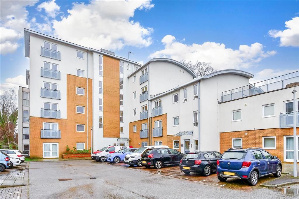 1 bed flat for sale in Trafalgar Gardens, Three Bridges, Crawley, West