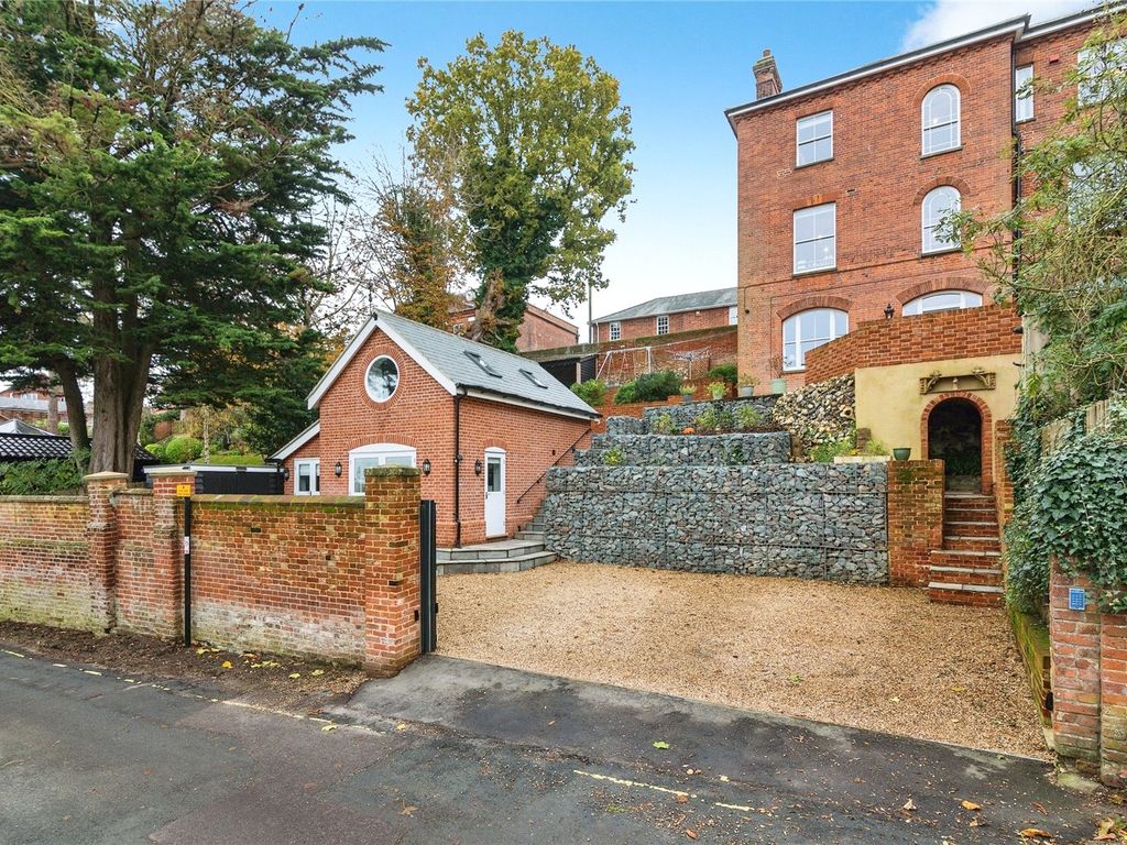 7 bed linkdetached house for sale in Ballygate, Beccles NR34, £