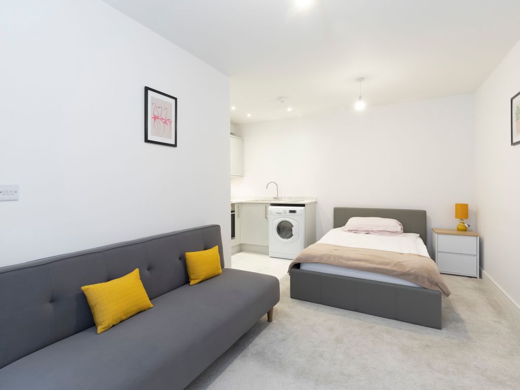 Studio to rent in Albion Place, Cheltenham GL52, £750 pcm Zoopla