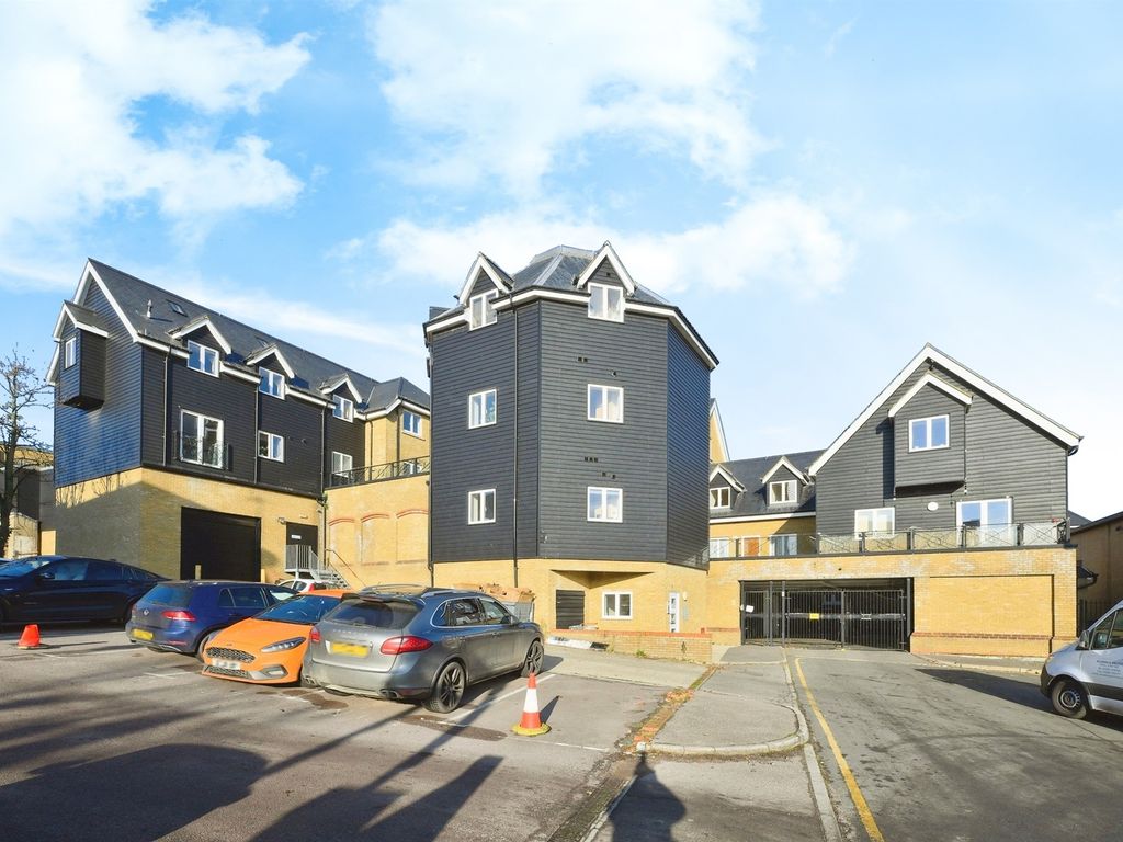 2 bed flat for sale in High Street, Hoddesdon EN11, £250,000 Zoopla