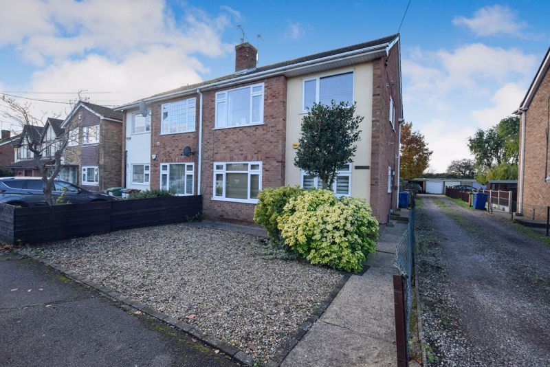 2 bed flat for sale in Gordon Road, HorndonOnTheHill, StanfordLe