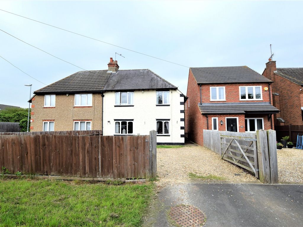 3 bed semidetached house for sale in Station Road, Great Billing