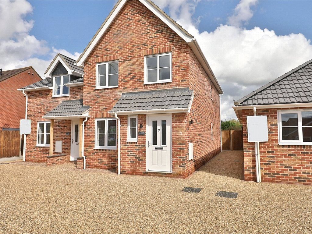 3 bed semidetached house to rent in Melton Road, Wymondham, Norfolk