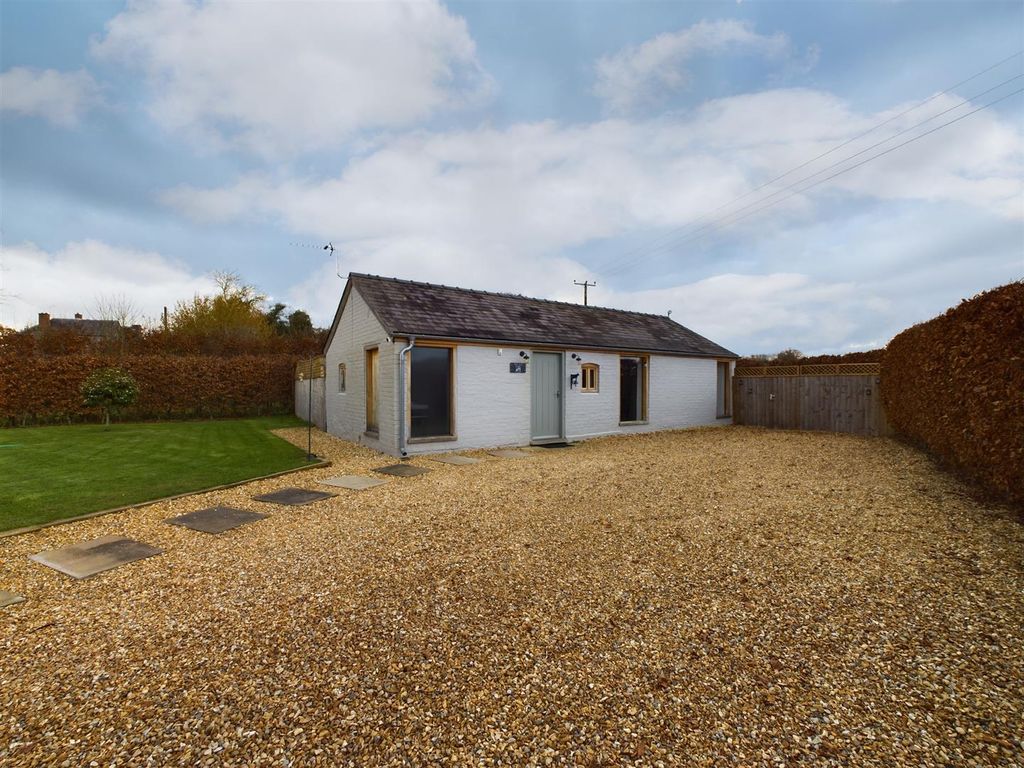 2 bed barn conversion for sale in Kinnersley, Hereford HR3, £300,000