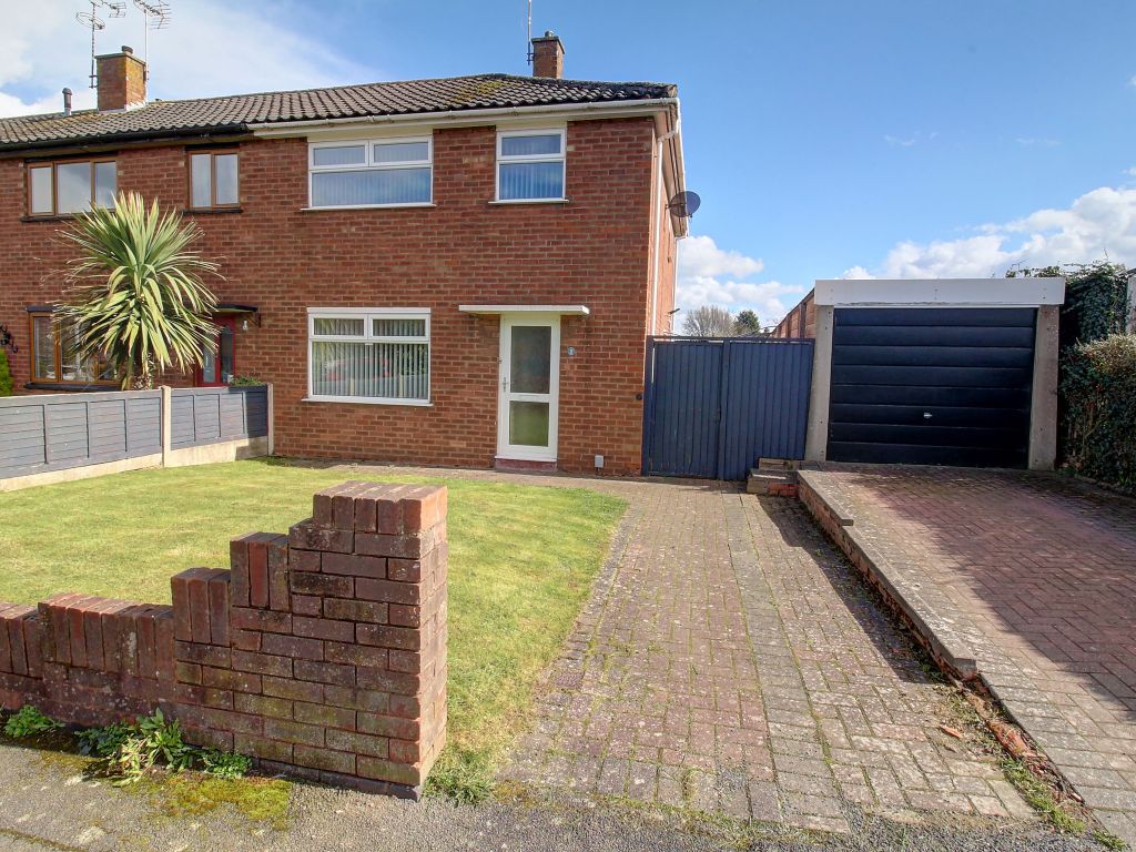 2 bed end terrace house for sale in Staples Close, Bulkington, Bedworth