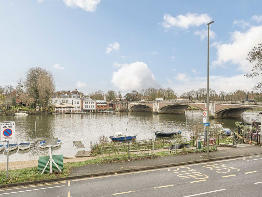 2 bed flat for sale in River Bank, East Molesey KT8, £725,000 Zoopla