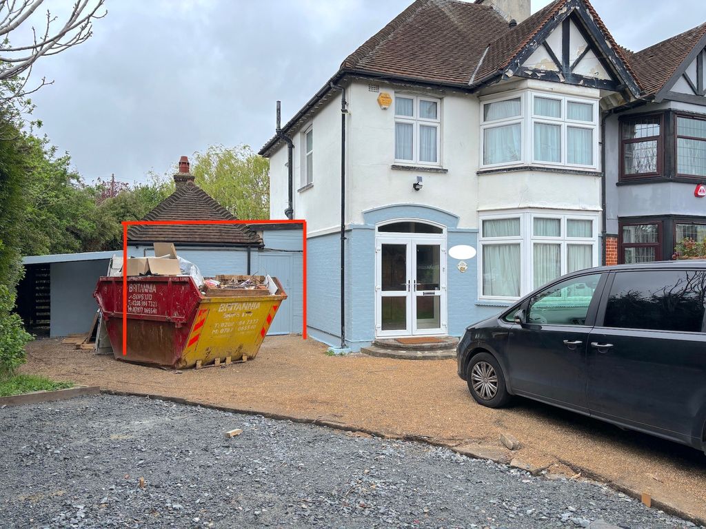 Studio to rent in Upminster Road North, Rainham RM13, £1,100 pcm Zoopla