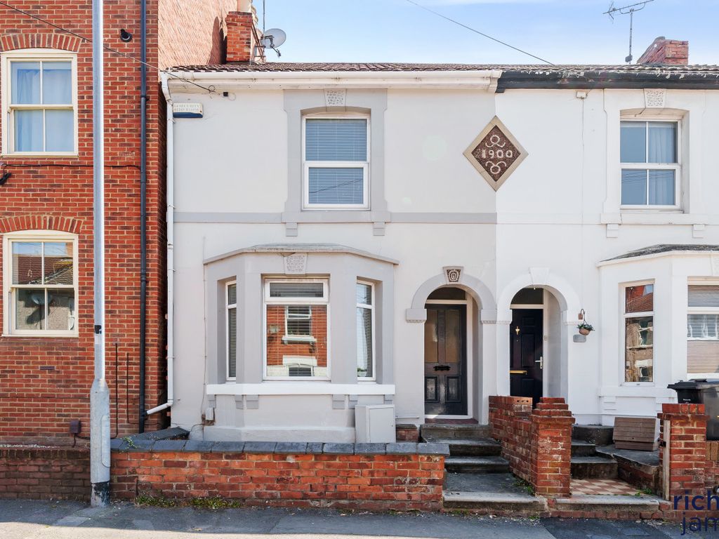 2 bed end terrace house for sale in William Street, Swindon, Wiltshire