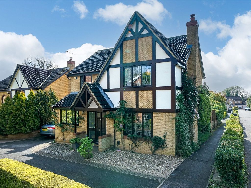 4 bed detached house for sale in Lysander Way, Abbots Langley WD5, £