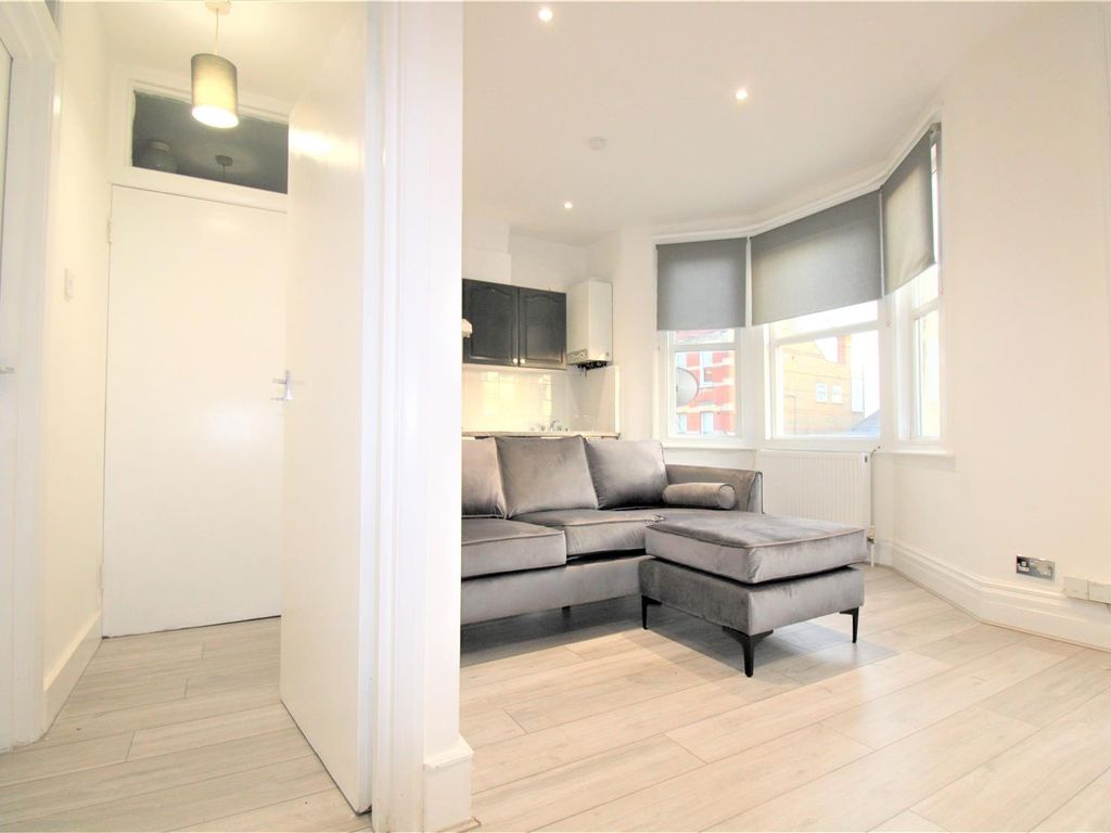 1 bed flat to rent in Aldermans Hill, Palmers Green, London N13, £1,300
