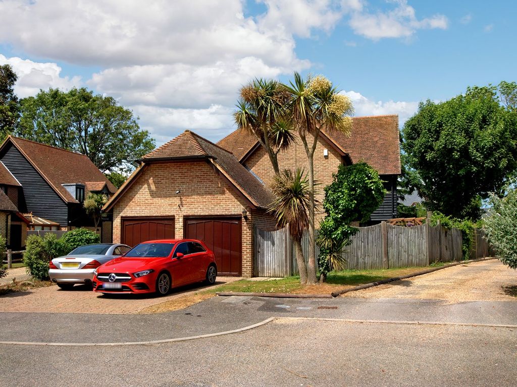 4 bed detached house for sale in Highlands Glade, Manston, Ramsgate