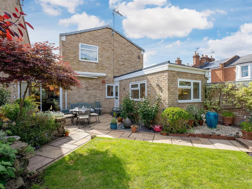4 bed linkdetached house for sale in Upper Holly Walk, Leamington Spa