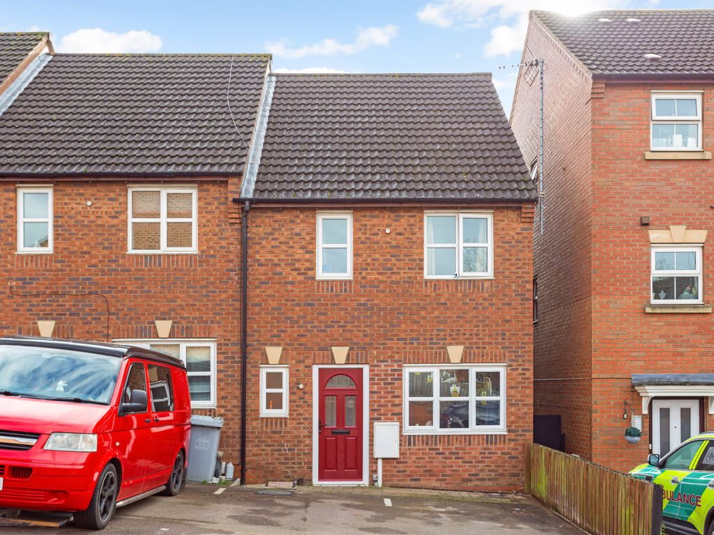 3 bed semidetached house for sale in Bellway Close, Kettering NN16, £