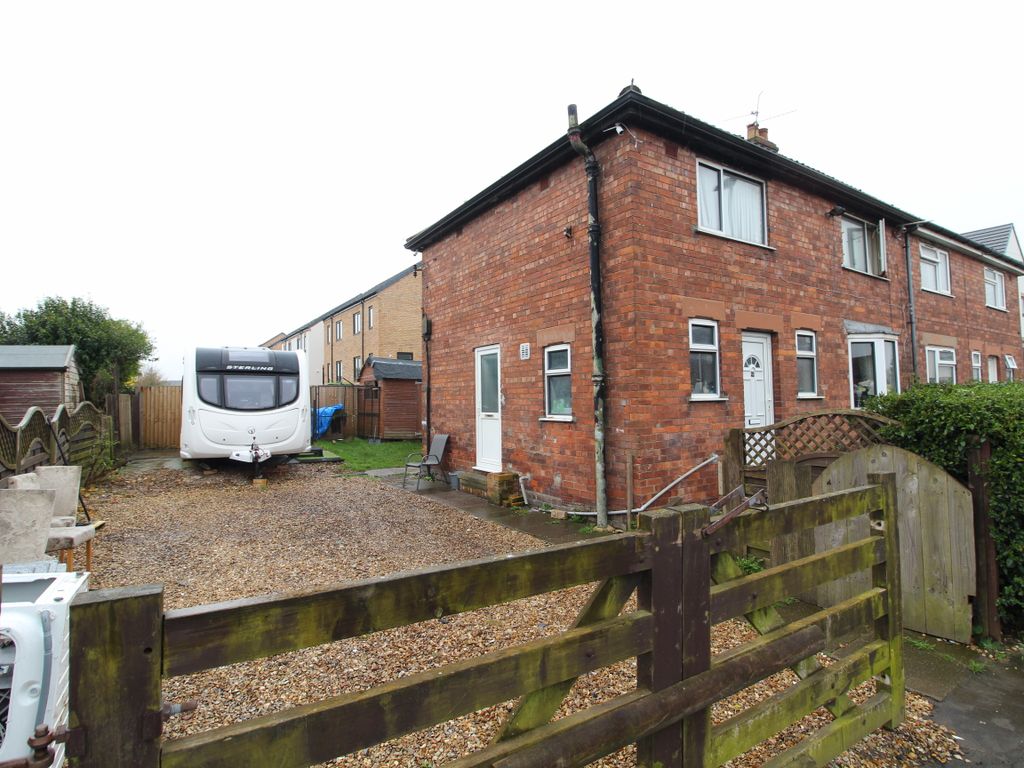 4 bed semidetached house for sale in Japan Road, Gainsborough