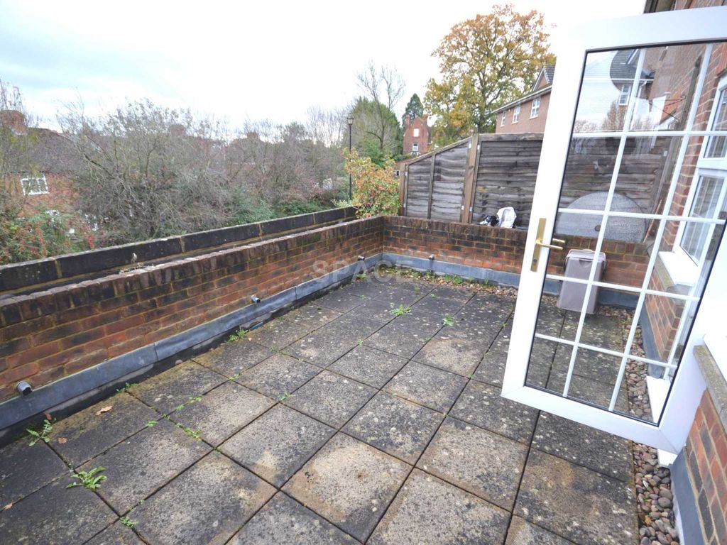 2 bed flat to rent in Crossways, Wokingham Road, Earley, Reading