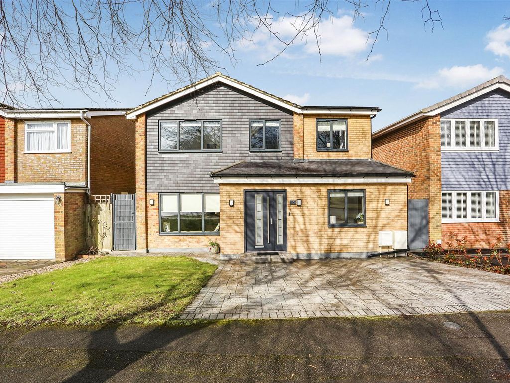 4 bed detached house for sale in High Beeches, Banstead SM7, £850,000