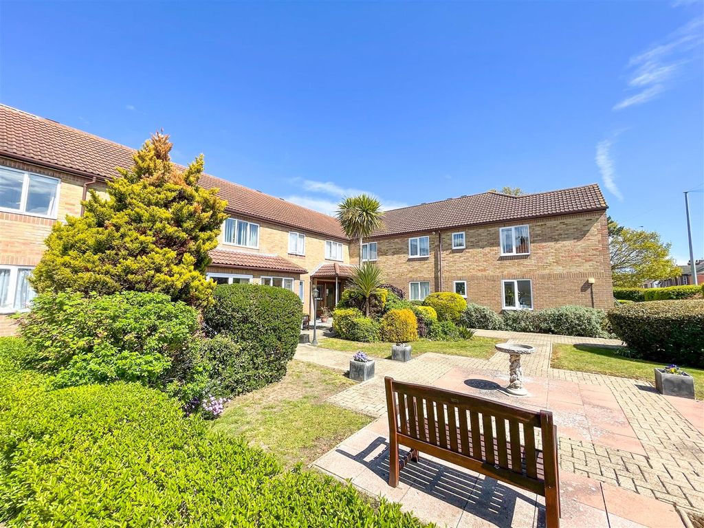 2 bed flat for sale in Havenvale, Coppins Road, ClactonOnSea CO15, £