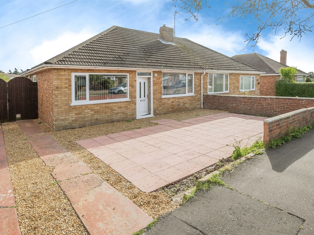 3 bed semidetached bungalow for sale in Linacre Avenue, Sprowston
