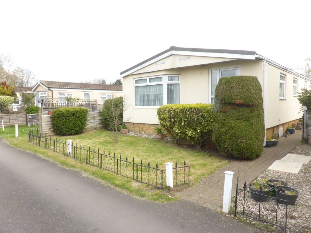 3 bed mobile/park home for sale in Coxes Avenue, Upper Halliford Road
