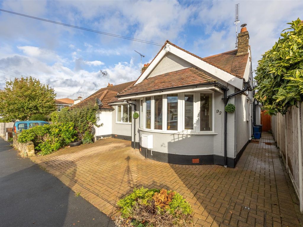 3 bed property for sale in Cliffsea Grove, LeighOnSea SS9, £495,000 Zoopla
