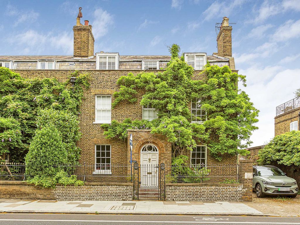 2 bed flat for sale in Hampton Court Road, East Molesey KT8, £550,000