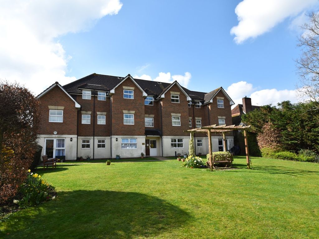 2 bed property for sale in Guildford Road, Lightwater GU18 Zoopla