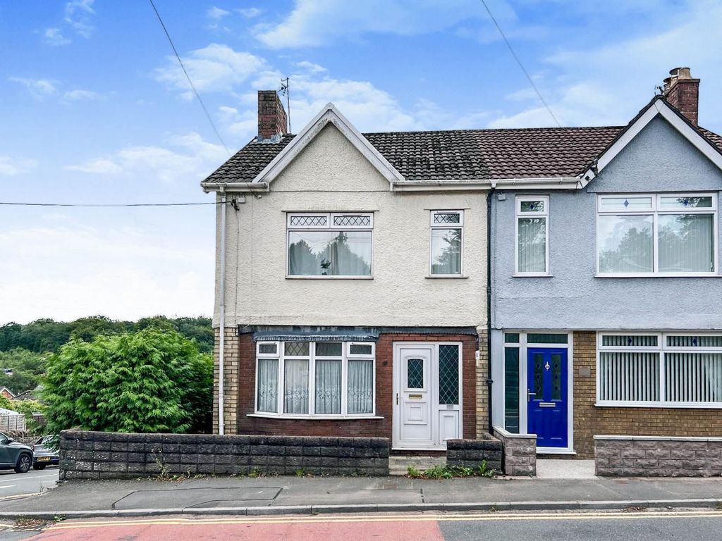 3 bed semidetached house for sale in Commercial Road, Machen