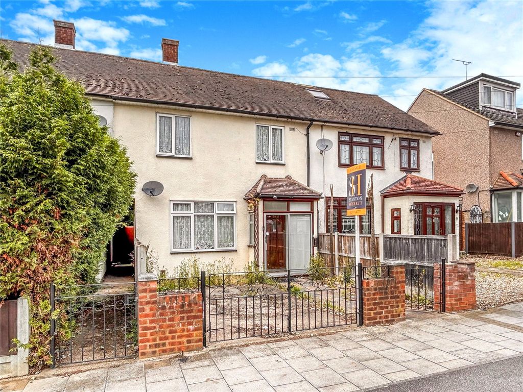 3 bed terraced house for sale in St. Neots Road, Romford RM3, £350,000