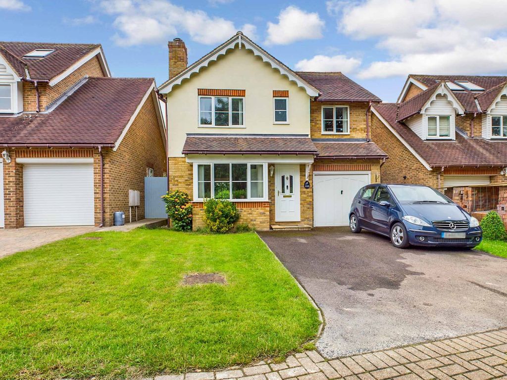 4 bed detached house to rent in Tanbridge Park, Horsham, West Sussex