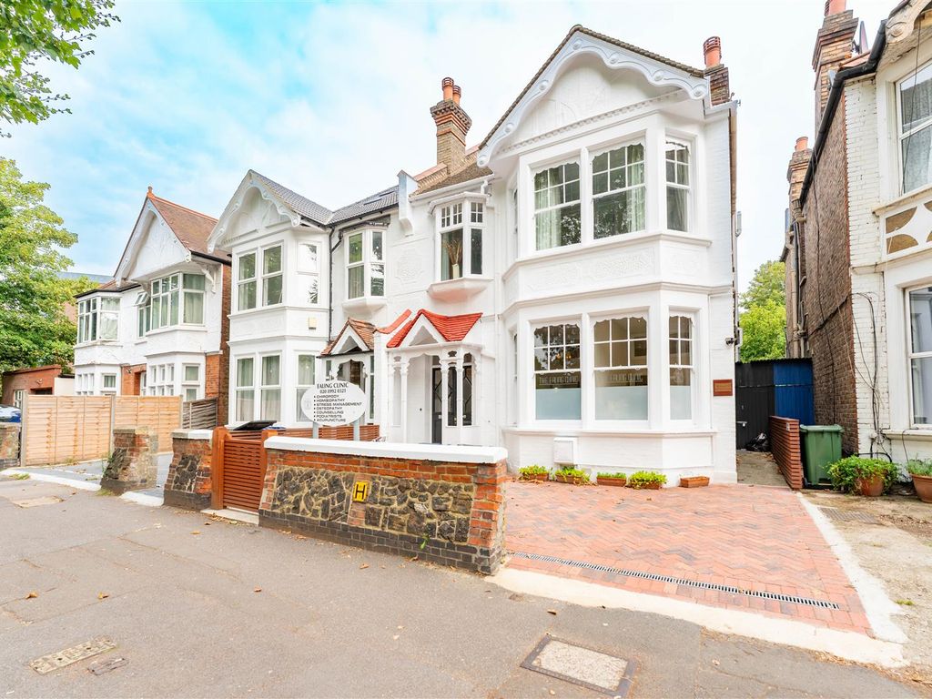 2 bed flat to rent in Fielding Terrace, Uxbridge Road, London W5, £