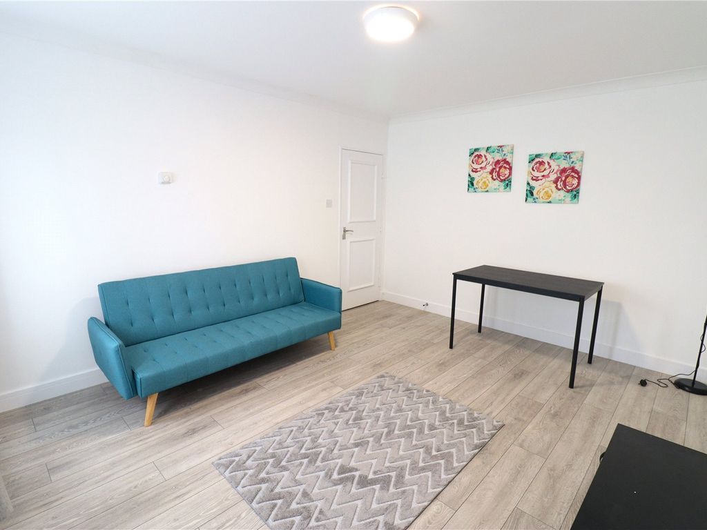 1 bed flat to rent in Champneys, Upper Hitch, Carpenders Park WD19, £