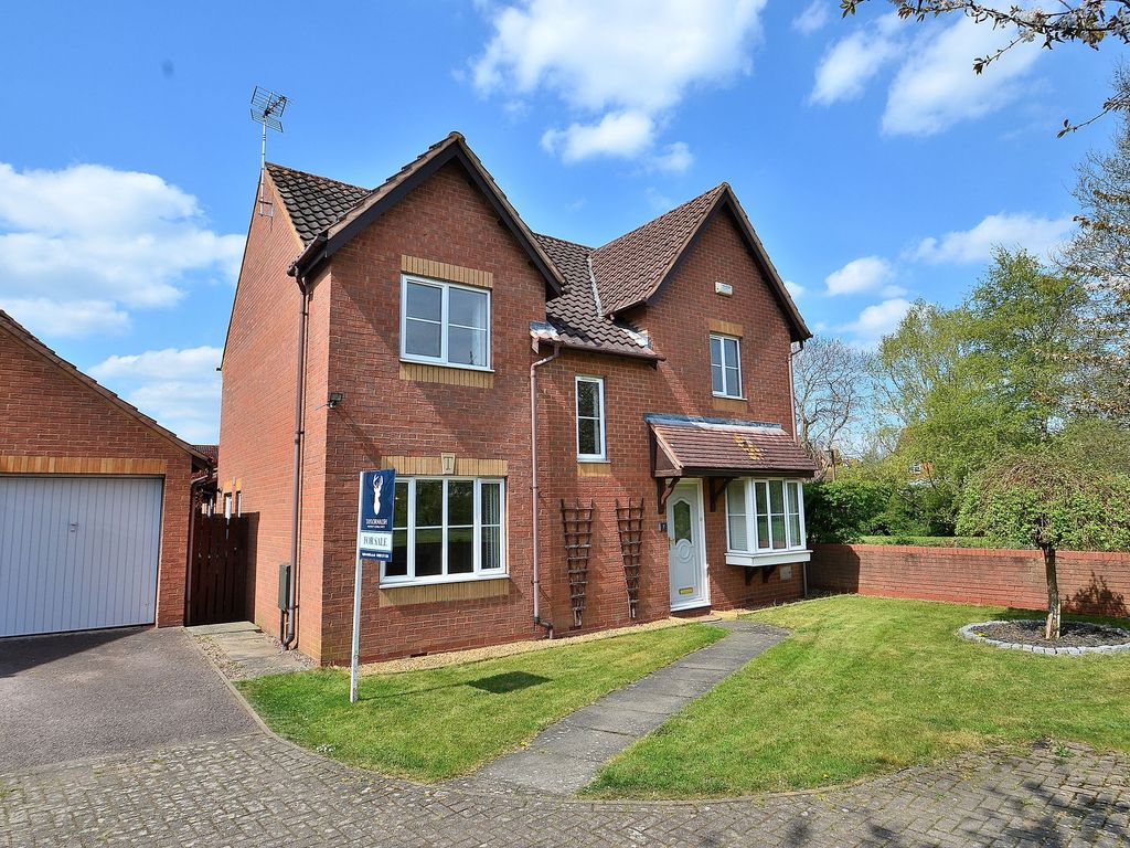 4 bed detached house for sale in Curtis Croft, Shenley Brook End MK5, £