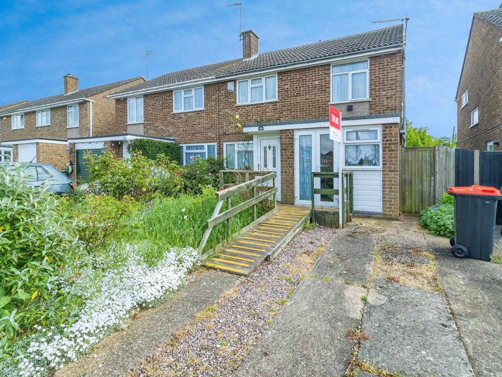 4 bed semidetached house for sale in Hunter Drive, Bletchley, Milton