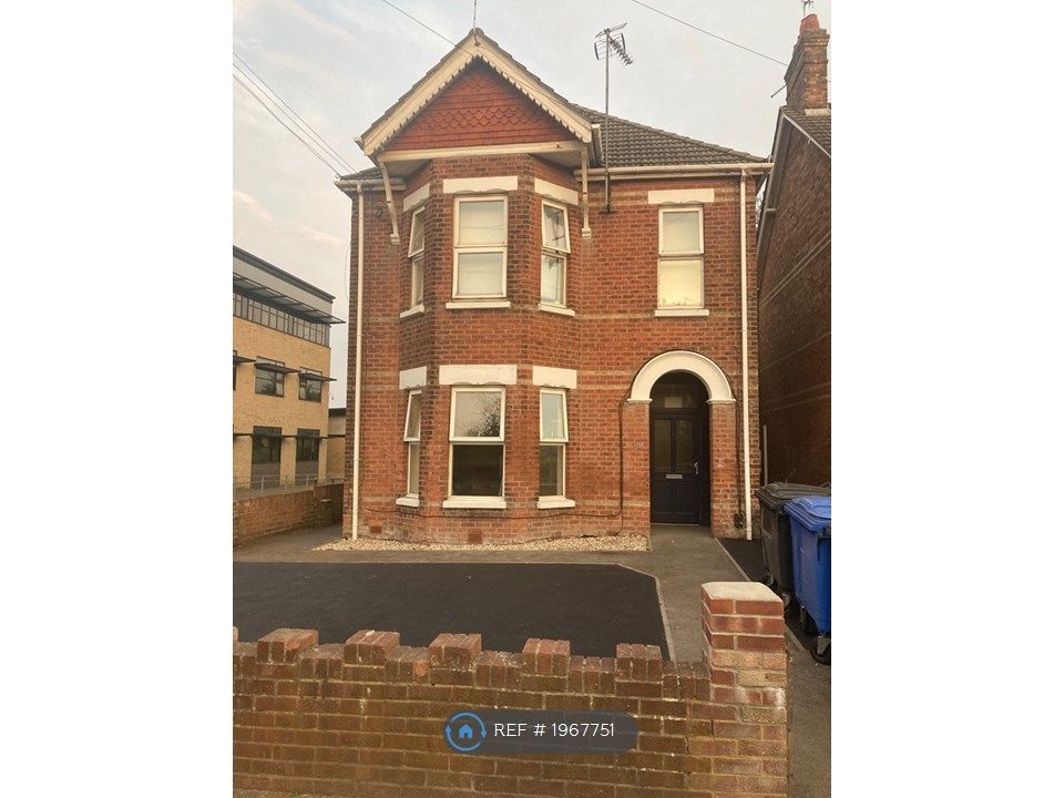 Studio to rent in Wimborne Road, Poole BH15, £800 pcm Zoopla