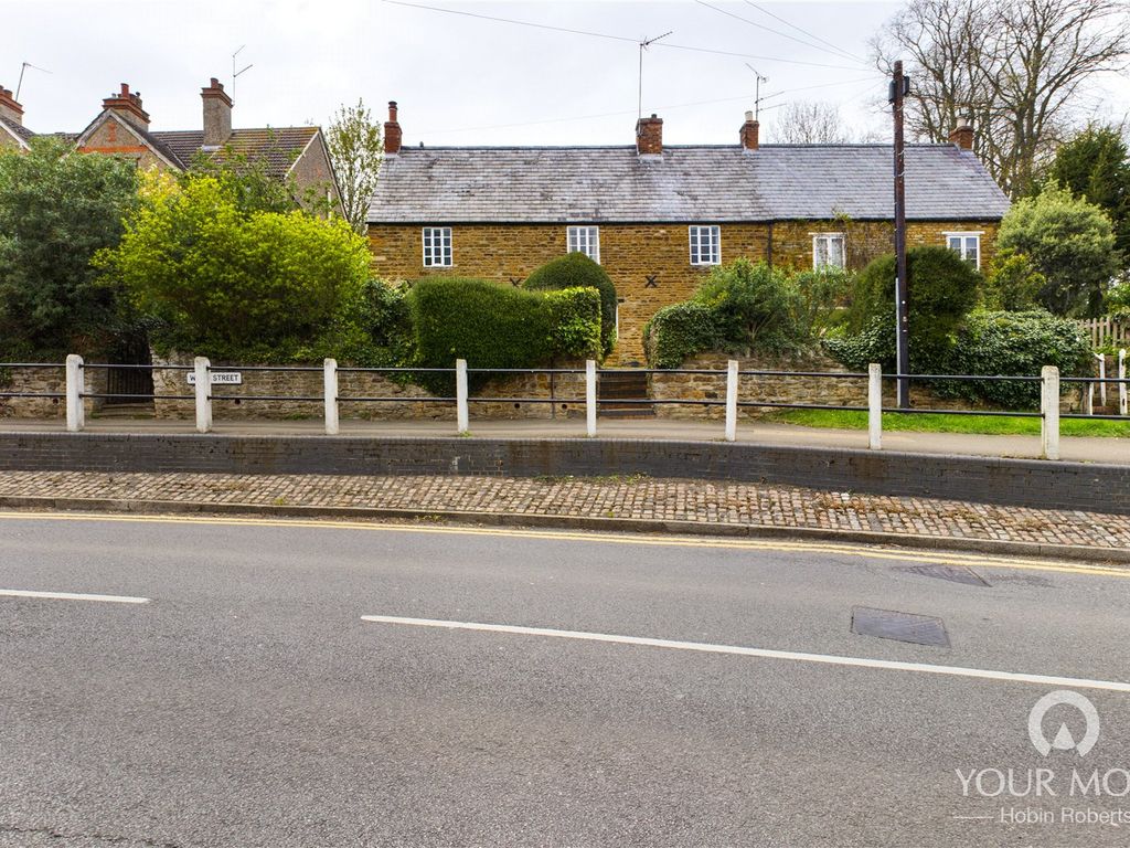 3 bed semidetached house for sale in West Street, Earls Barton