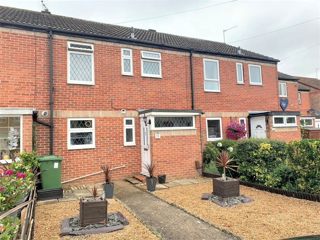 3 bed terraced house to rent in Oberon Way, Shepperton TW17, £1,750 pcm