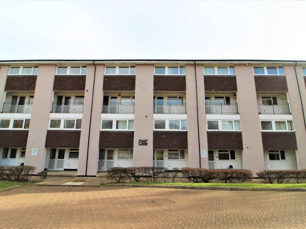 3 bed to rent in Longwood Road, Hertford, Hertfordshire SG14