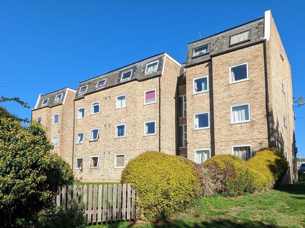 2 bed flat to rent in Peregrine House, The Blanes, Ware SG12, £1,150 pcm Zoopla